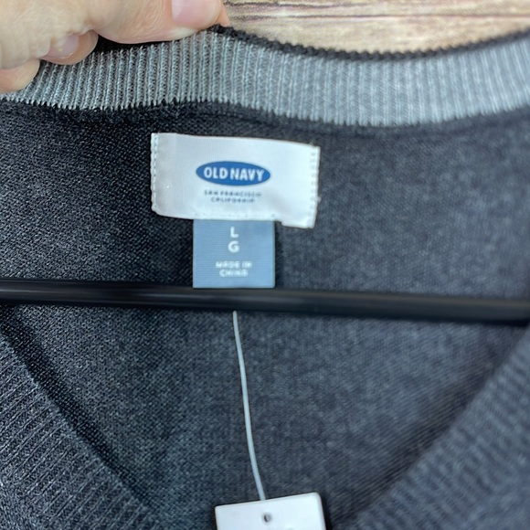 NWT Men's Old Navy v-neck sweater - Picture 2 of 3